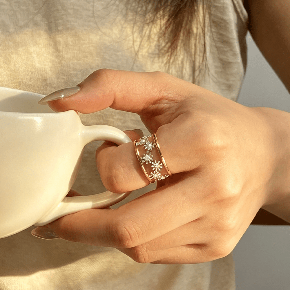 Dainty Daisy - Adjustable Ring - MetalVoque