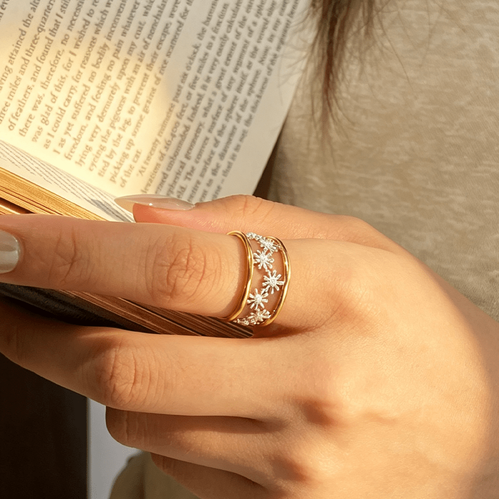 Dainty Daisy - Adjustable Ring - MetalVoque