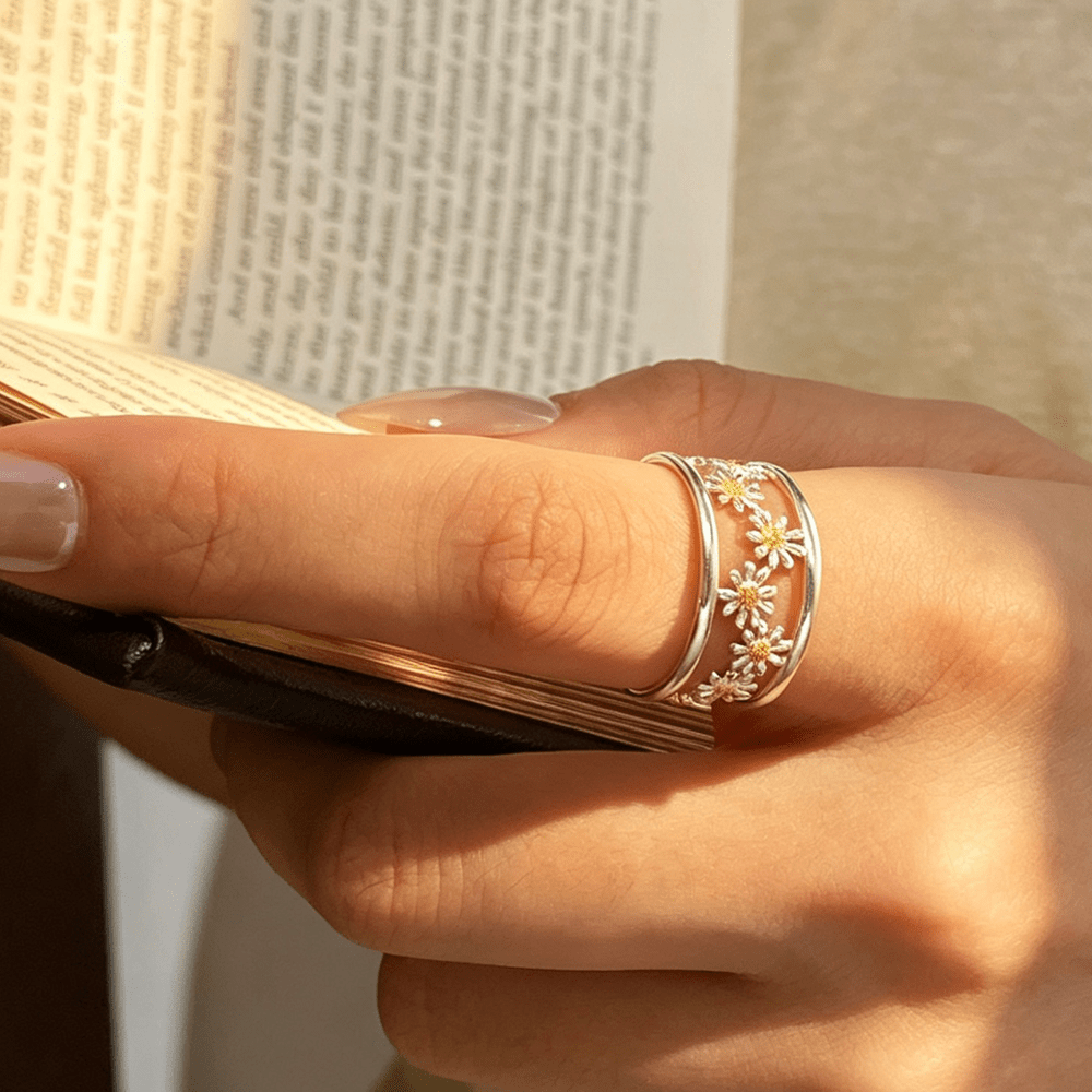 Dainty Daisy - Adjustable Ring - MetalVoque