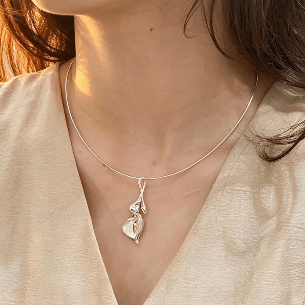 Calla Lily - Handmade Necklace | NEW - MetalVoque