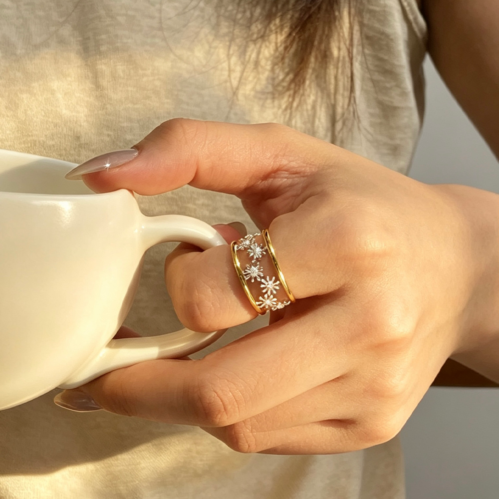 Dainty Daisy - Adjustable Ring