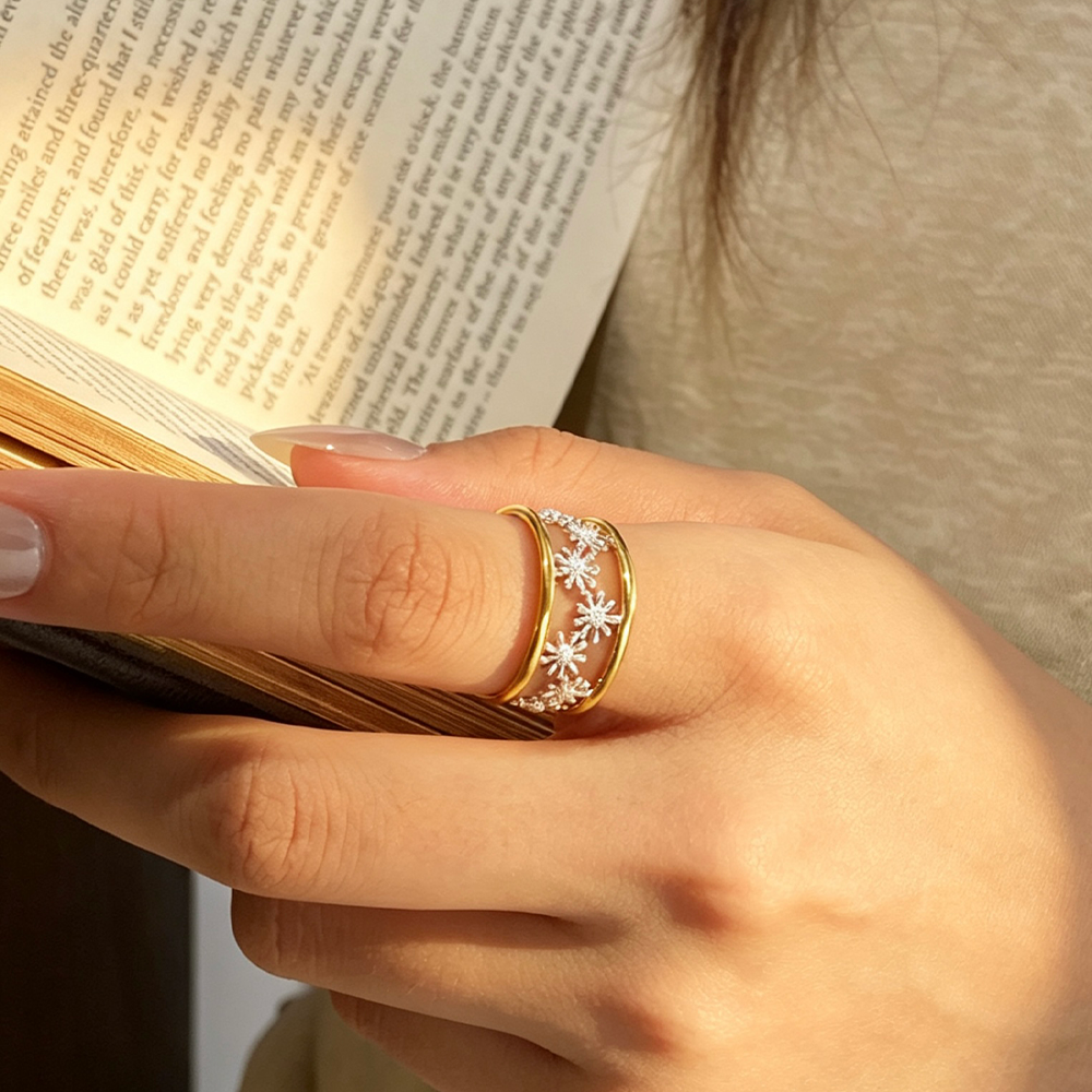 Dainty Daisy - Adjustable Ring