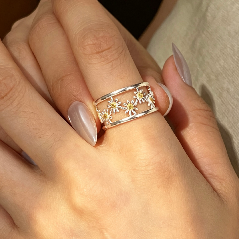 Dainty Daisy - Adjustable Ring